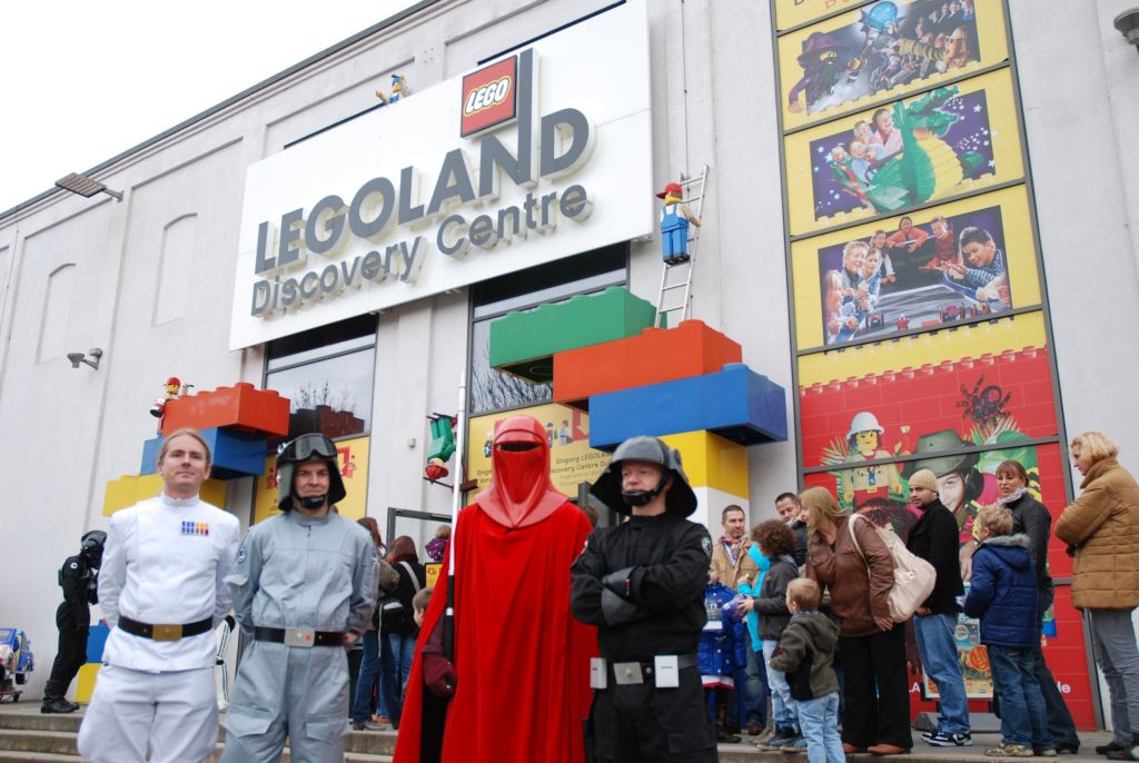 Die Schlange vor dem LEGOLAND® Discovery Centre nahmen Fans für die Begegnung  mit Star Wars Darsteller Tim Rose gern in Kauf. 